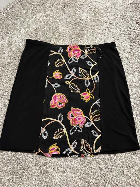 Bleeker & Mcdougal Dresses & Skirts - Black Floral-Panel Women's Skirt with Pink Accents Size Petite M